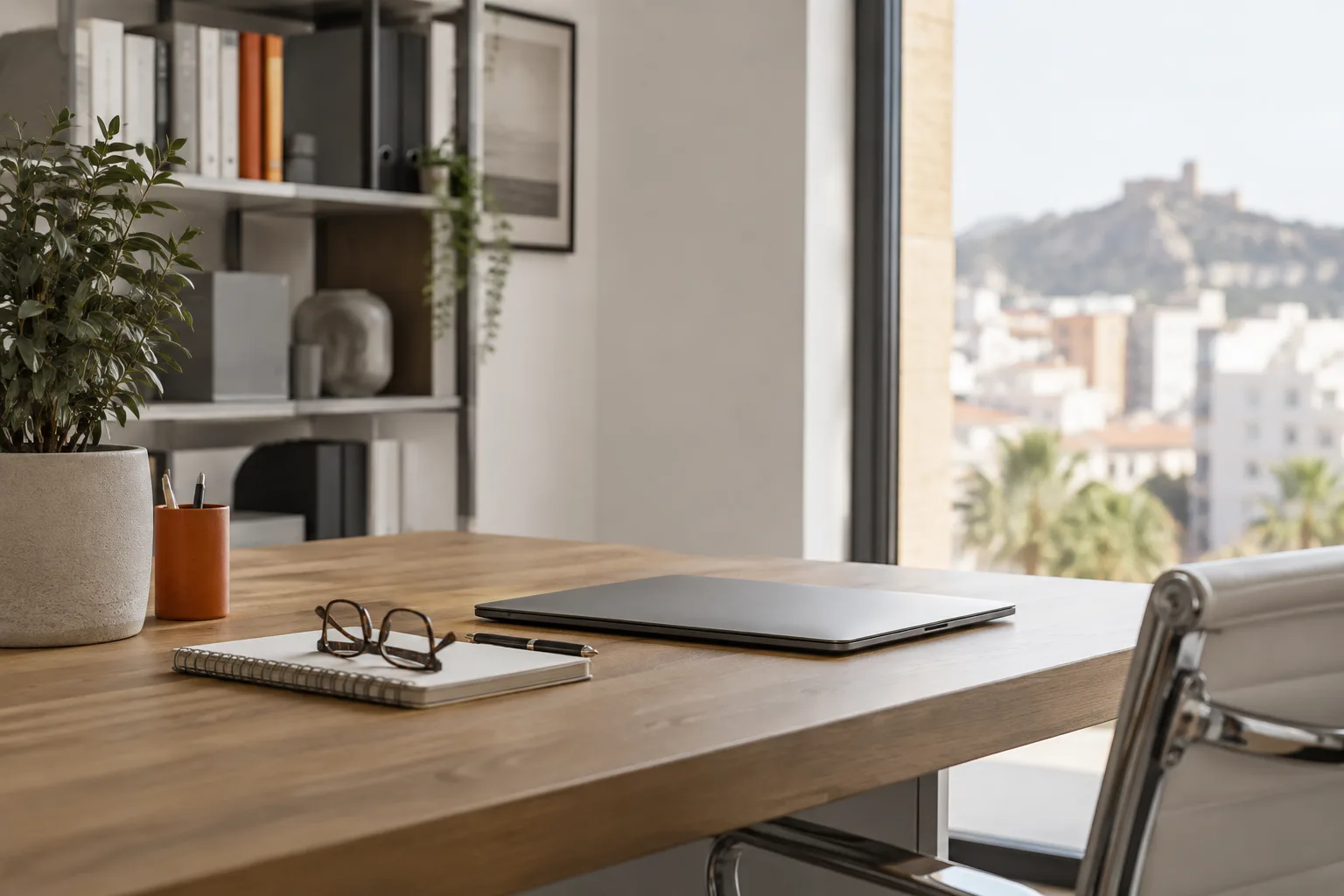 Pequeño estudio profesional con una mesa junto a la ventana